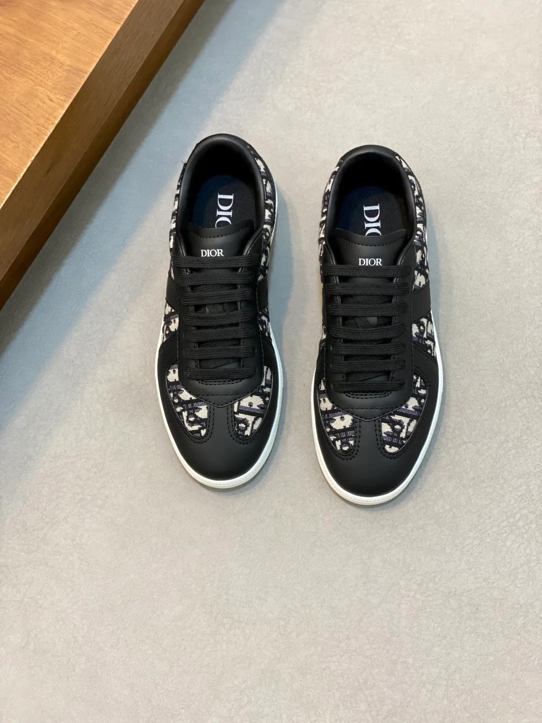 Factory price: 420💰The top version of Dior 25ss new product B01 moral training shoes. The toe size design of the couple's style is a bit wider. The upper foot comfort is perfect. The thread is beautiful. Perfectly suitable for trousers. Decorated with various classic details. It is the ideal choice for daily styling. It can be matched with various casual items to create exquisite shapes. Fabric first layer cowhide/lining sheepskin T men's shoes💰U original outsole Code number: 38-44, customized 45